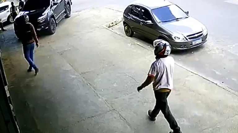 Quadrilha armada faz advogado, clientes e funcionários reféns durante assalto na Zona Leste