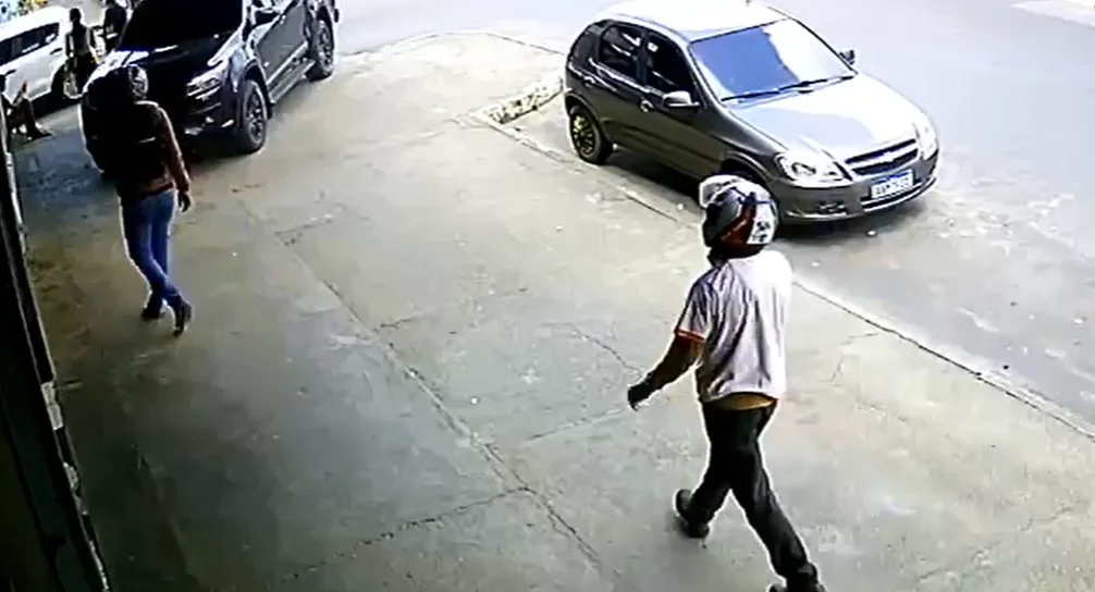 Quadrilha armada faz advogado, clientes e funcionários reféns durante assalto na Zona Leste