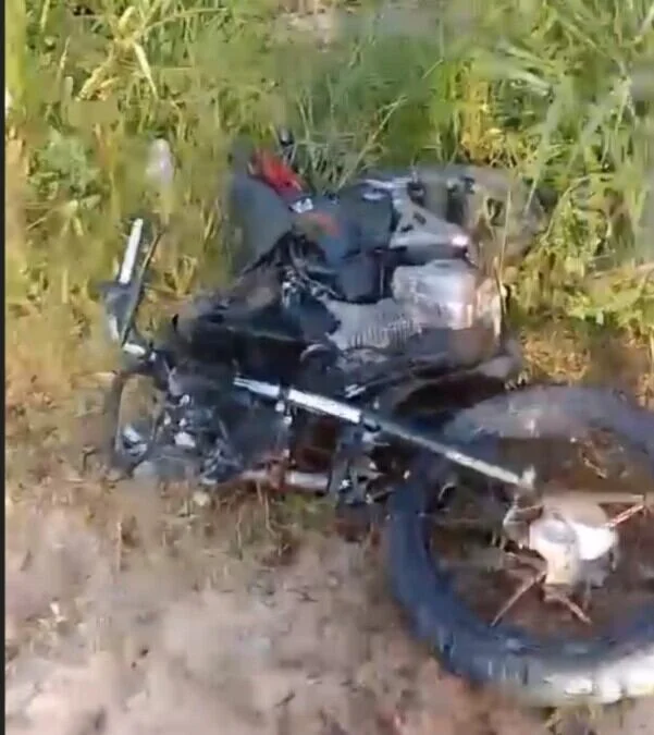 Dois homens morrem após grave acidente entre motocicleta e carro de passeio na AM-010