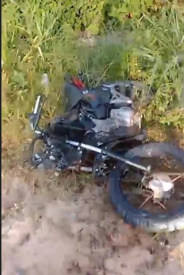 Dois homens morrem após grave acidente entre motocicleta e carro de passeio na AM-010