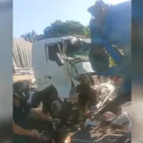 Grave acidente deixa caminhão destruído e interrompe trânsito no bairro Tarumã