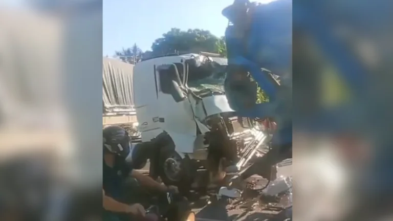 Grave acidente deixa caminhão destruído e interrompe trânsito no bairro Tarumã