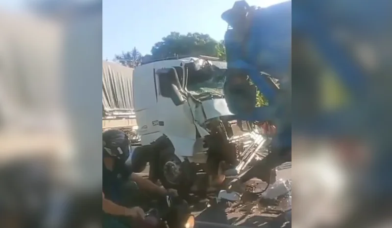 Grave acidente deixa caminhão destruído e interrompe trânsito no bairro Tarumã