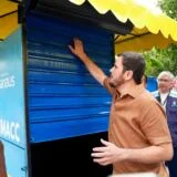 Prefeito Renato Junior entrega primeiras bancas padronizadas e reforça valorização dos camelôs no Centro de Manaus