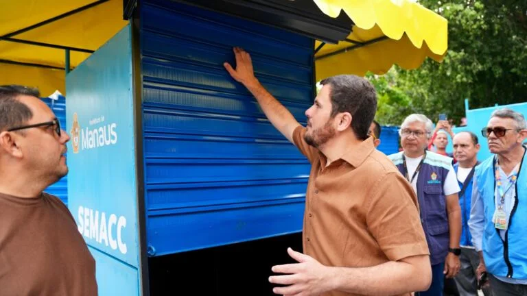 Prefeito Renato Junior entrega primeiras bancas padronizadas e reforça valorização dos camelôs no Centro de Manaus