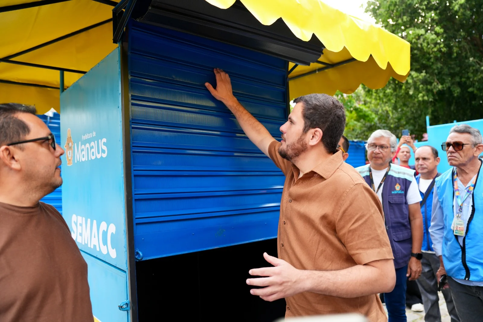 Prefeito Renato Junior entrega primeiras bancas padronizadas e reforça valorização dos camelôs no Centro de Manaus
