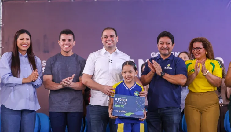 Na zona leste, Governador Roberto Cidade entrega kits escolares e livros para alunos da Escola Estadual Professor Ernane Nascimento Simão