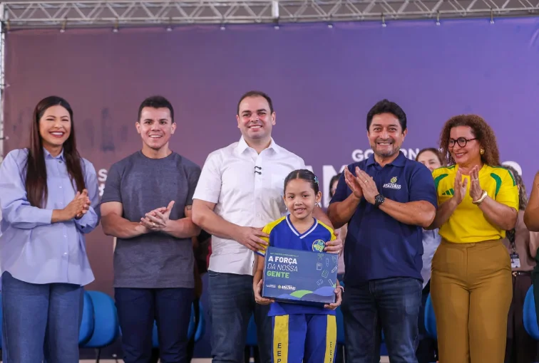 Na zona leste, Governador Roberto Cidade entrega kits escolares e livros para alunos da Escola Estadual Professor Ernane Nascimento Simão