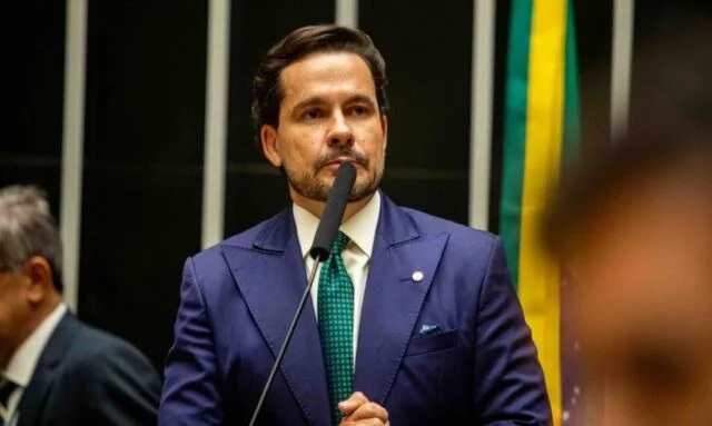 Alberto Neto apresenta plano de logística federal para proteger a Zona Franca