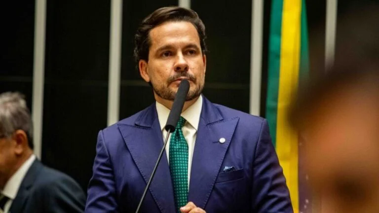 Alberto Neto apresenta plano de logística federal para proteger a Zona Franca