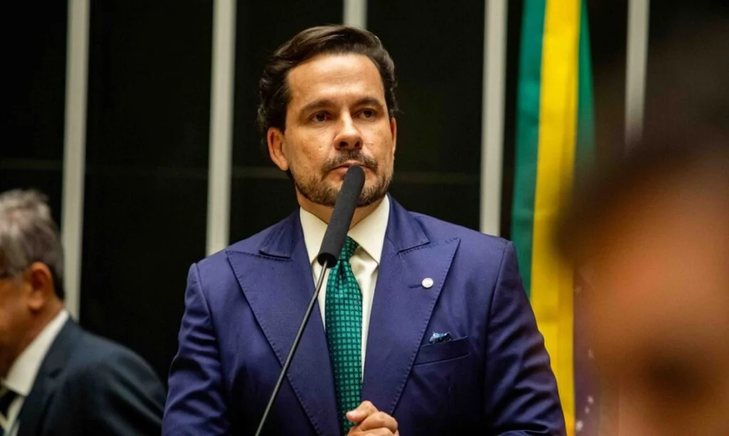 Alberto Neto apresenta plano de logística federal para proteger a Zona Franca