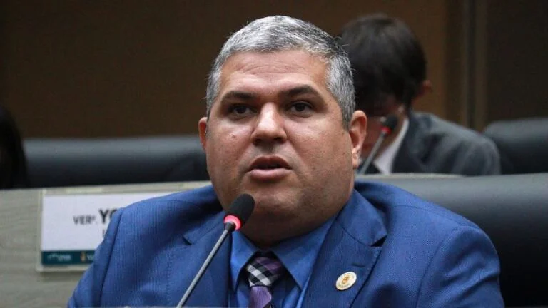 Elan Alencar perde cargo e Glória Carratte é mantida na Câmara de Manaus