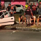 Carro com quatro adolescentes avança sinal e capota após atingir motociclista