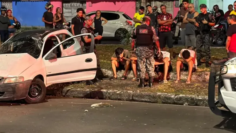 Carro com quatro adolescentes avança sinal e capota após atingir motociclista