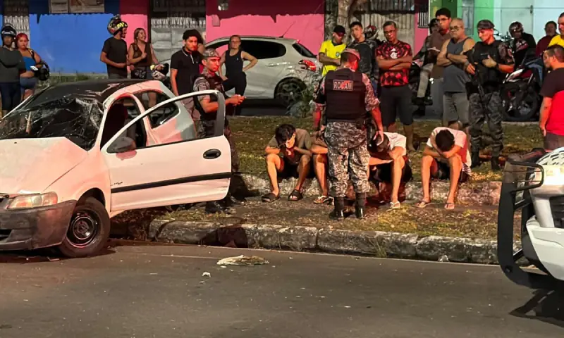 Carro com quatro adolescentes avança sinal e capota após atingir motociclista