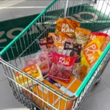 Estratégia de marcas próprias impulsiona expansão do Grupo Queiroz no food service No primeiro quadrimestre de 2026, de acordo com o Sebrae, a abertura de pequenos negócios no Brasil cresceu 14% em relação a igual período de 2025, o equivalente a mais de 2 milhões de novos negócios registrados. Além disso, o país aparece em segundo lugar, em ranking mundial, com a maior população com potencial empreendedor do mundo. Diante desse cenário, o setor de food service se destaca entre os que mais cresceram com novos negócios, sejam formais ou informais. Nesse contexto de expansão, o Grupo Queiroz vem diversificando seu próprio portfólio para oferecer melhor custo-benefício ao pequeno e médio empreendedor. O Grupo ampliou sua estratégia de desenvolvimento de marcas próprias, criando um conjunto de marcas voltado principalmente às demandas do food service, setor que reúne negócios de alimentação como restaurantes, lanchonetes, padarias, cafeterias e serviços de delivery. Entre as marcas mantidas pela empresa está a Pakan, que atualmente conta com uma linha composta por produtos como batata congelada, morango congelado, queijo muçarela, presunto, presunto de peru, delícia de peru, bacon fatiado e em cubos, linguiça calabresa, alho e batata palha. A decisão de investir em marcas próprias permite ao Grupo ampliar o controle sobre qualidade, preços e disponibilidade dos produtos, além de oferecer soluções mais competitivas aos empreendedores do setor de alimentação. A linha de produtos da Pakan, segundo o diretor do grupo, Anderson Queiroz, está em constante ampliação. “Em breve devemos lançar novos itens, o que vai nos permitir diversificar ainda mais o portfólio”, disse. A empresa também mantém a Embalar Mais, marca direcionada ao segmento de embalagens, área em que o Grupo Queiroz é referência na região Norte. Nesse segmento há uma variedade de itens que vão desde o saco plástico, copo, talher, formas, luva, espeto de bambu até pano multiuso. De acordo com Anderson Queiroz, com esse mix de produtos, o Grupo se posiciona no mercado como uma fornecedora completa para atender o negócio de quem atua na capital e também no interior do estado. "Nosso investimento em marcas próprias representa um compromisso com o fortalecimento do empreendedorismo. Mais do que comercializar produtos, buscamos entregar soluções que gerem valor para quem está à frente de um negócio de alimentação. Quando oferecemos qualidade, inovação, competitividade e preços acessíveis, contribuímos para que nossos clientes tenham mais eficiência operacional e maior rentabilidade”, destaca o diretor.