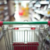 Com base em ação civil pública (ACP) ajuizada pelo Ministério Público do Amazonas (MPAM), após tentativas frustradas de resolução extrajudicial, a Justiça do Amazonas condenou uma rede de supermercados ao pagamento de indenização por danos morais coletivos no valor mínimo de R$ 500 mil. O valor deve ser revertido ao Fundo Estadual de Defesa do Consumidor (Fundecon). A medida liminar foi publicada no último dia 14 de julho, ordenando à rede Vitória Supermercados que se abstivesse de colocar à venda mercadorias impróprias ao consumo, no prazo de 24 horas, sob pena de multa de R$ 50 mil por cada novo auto de constatação emitido em caso de reincidência. O réu não apresentou contestação dentro do prazo legal.