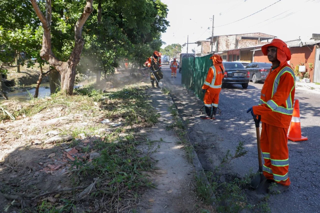 Prefeitura de Manaus intensifica ações de conservação e manutenção nas margens do igarapé do Passarinho