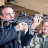 Bolsonaro entrega arsenal à PF em Brasília para cumprir decisão do STF