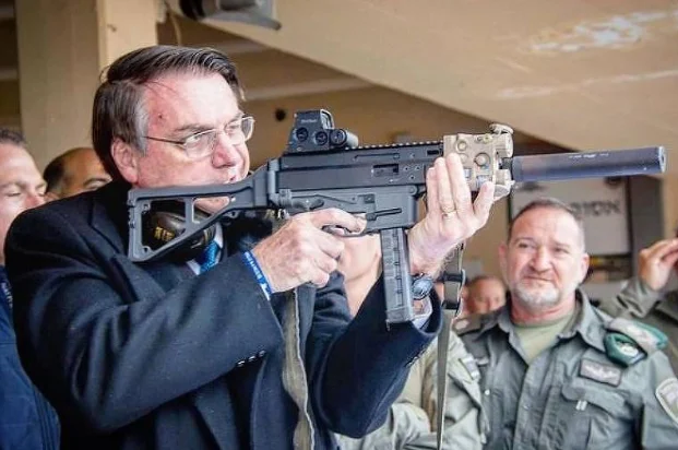 Bolsonaro entrega arsenal à PF em Brasília para cumprir decisão do STF