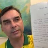 Moraes suspende visitas de Flávio a Jair Bolsonaro por 90 dias após divulgação de carta em rede social