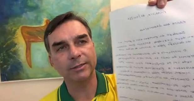 Moraes suspende visitas de Flávio a Jair Bolsonaro por 90 dias após divulgação de carta em rede social