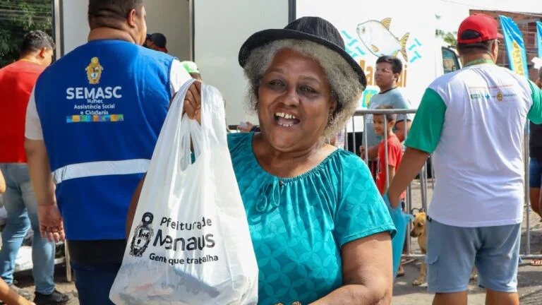 Prefeitura de Manaus distribui 50 mil jaraquis à população dos bairros Santa Etelvina e Lago Azul