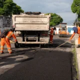 "Nunca vi um prefeito assim": Morador se surpreende ao encontrar Renato Junior de bermuda fiscalizando obra em pleno domingo