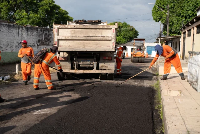 "Nunca vi um prefeito assim": Morador se surpreende ao encontrar Renato Junior de bermuda fiscalizando obra em pleno domingo