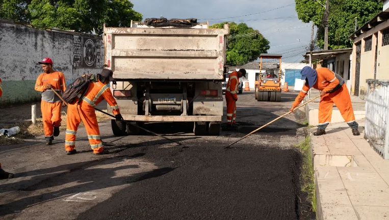 "Nunca vi um prefeito assim": Morador se surpreende ao encontrar Renato Junior de bermuda fiscalizando obra em pleno domingo