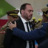 Carlos Bolsonaro denuncia "perseguição" após nova operação de busca na casa do ex-presidente