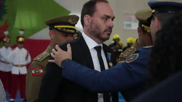 Carlos Bolsonaro denuncia "perseguição" após nova operação de busca na casa do ex-presidente
