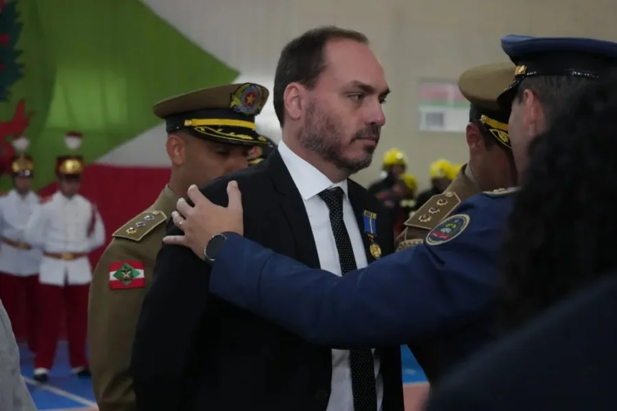 Carlos Bolsonaro denuncia "perseguição" após nova operação de busca na casa do ex-presidente