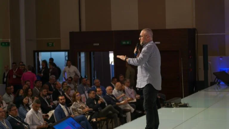 Servidores da Prefeitura de Manaus participam do 53º Secop e acompanham debates sobre inteligência artificial e governança digital