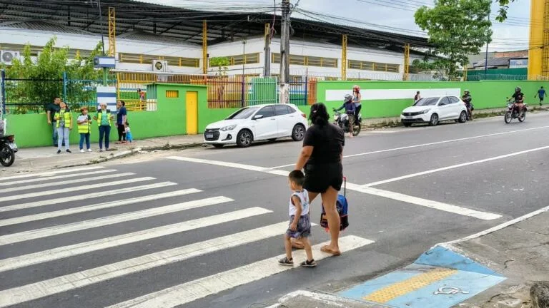 Prefeitura realiza pesquisa para avaliar implantação de semáforo próximo à creche na zona Leste de Manaus