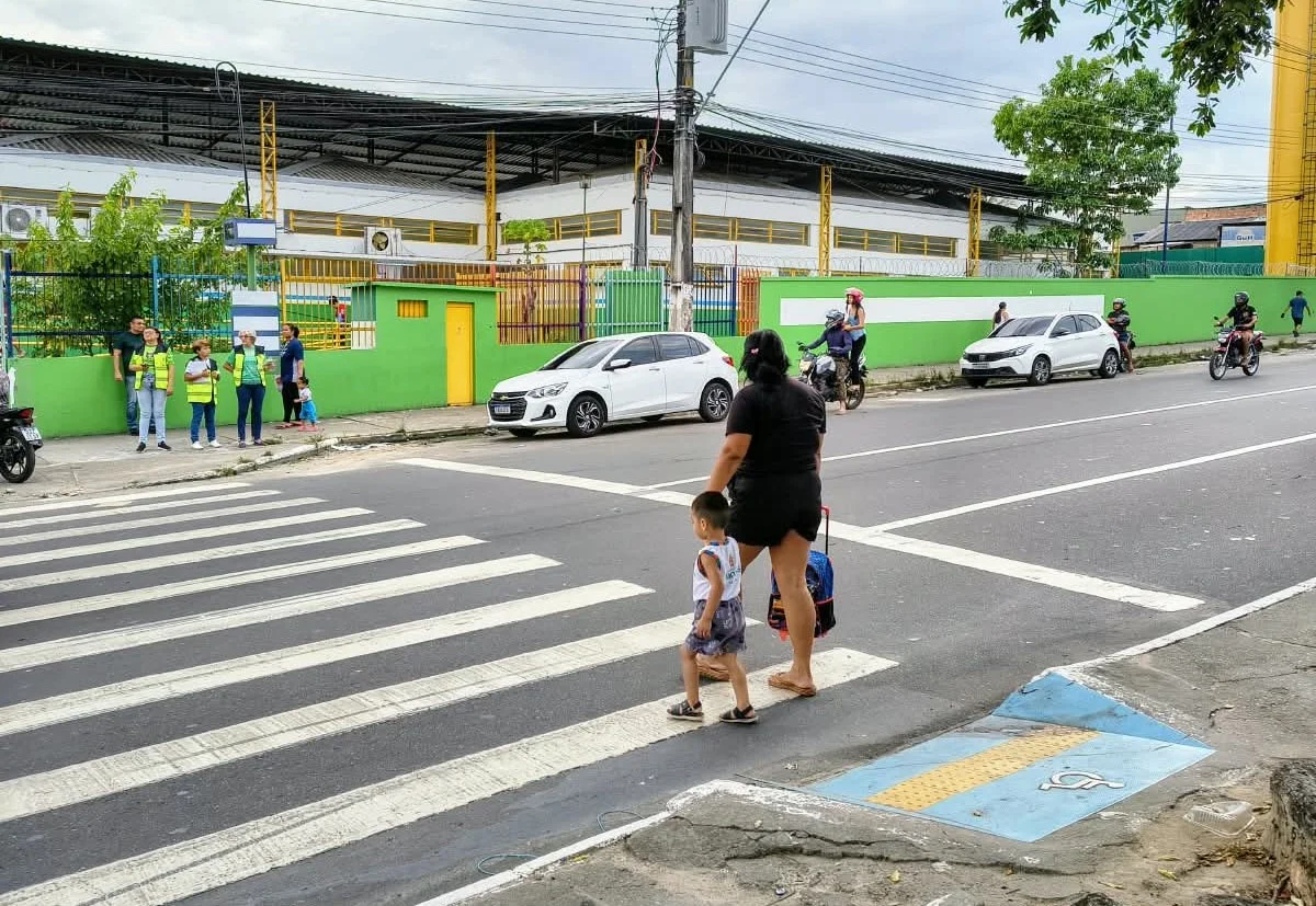 Prefeitura realiza pesquisa para avaliar implantação de semáforo próximo à creche na zona Leste de Manaus