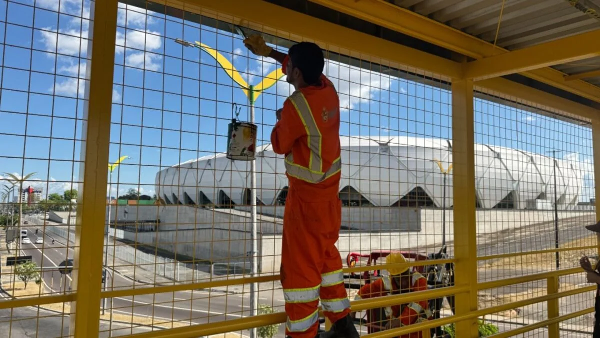 Prefeitura de Manaus avança na modernização de passarela em frente à Arena da Amazônia