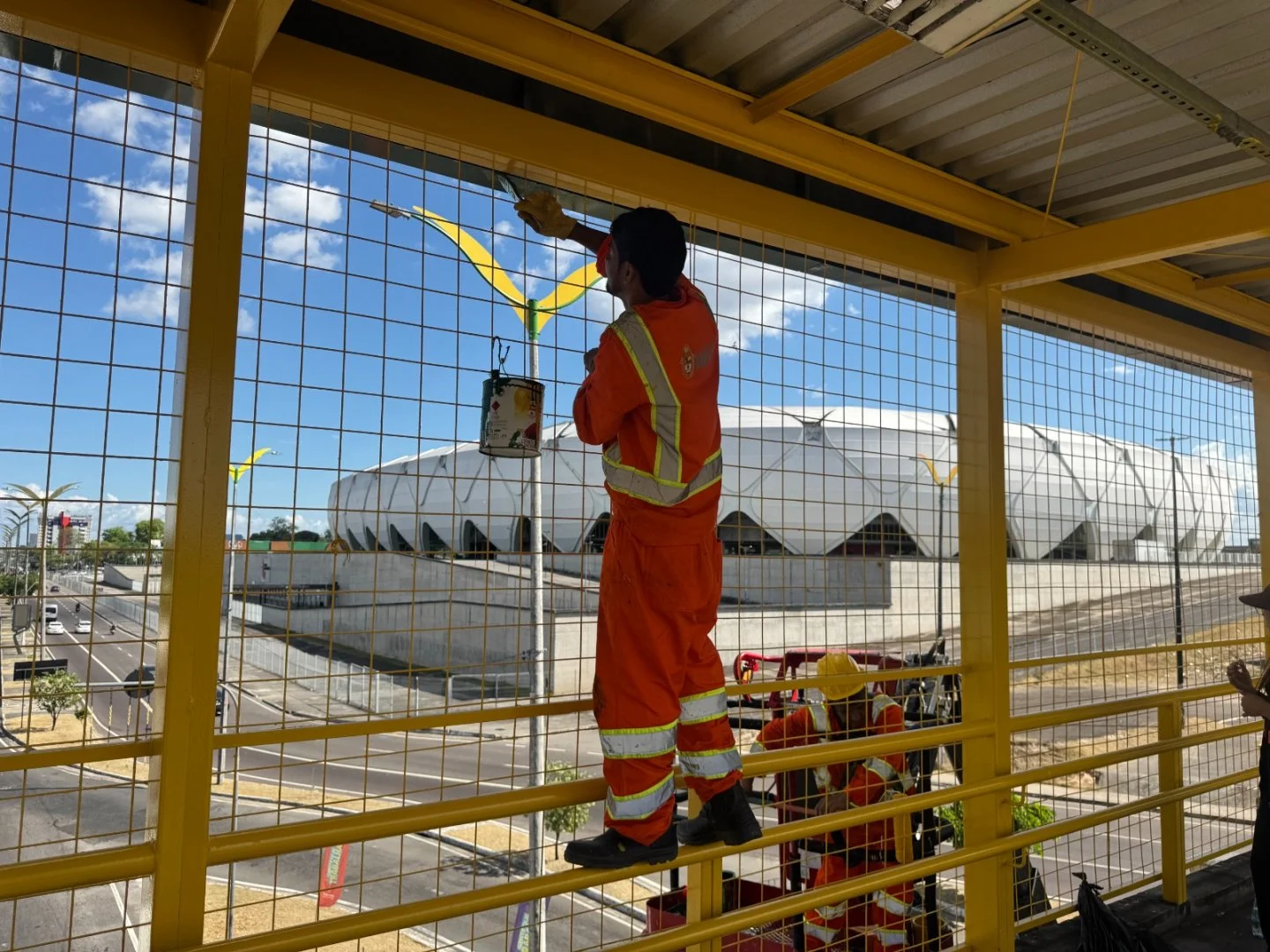 Prefeitura de Manaus avança na modernização de passarela em frente à Arena da Amazônia