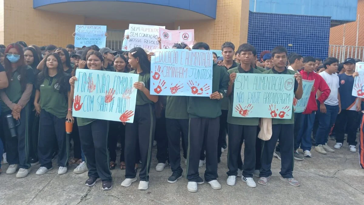 Alunos do Ceti no interior do Amazonas protestam nas ruas após duas semanas contra a falta de merenda