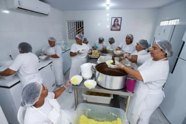 Cozinha da Gente começa a funcionar e reforça cuidado da Prefeitura de Manaus com os garis
