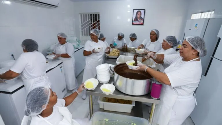 Cozinha da Gente começa a funcionar e reforça cuidado da Prefeitura de Manaus com os garis