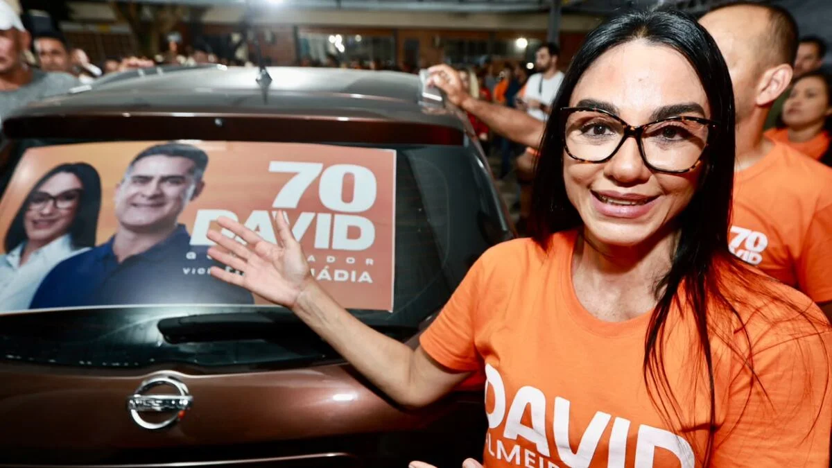 ”Vamos todos unir as nossas forças junto com o time que trabalha”, diz Dra. Shádia durante primeiro adesivaço da campanha