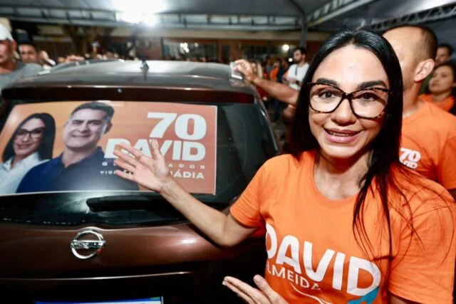 ”Vamos todos unir as nossas forças junto com o time que trabalha”, diz Dra. Shádia durante primeiro adesivaço da campanha