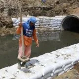 Prefeitura de Manaus executa contenção em rip-rap para reforçar margem de igarapé no Alvorada A Prefeitura de Manaus, por meio da Secretaria Municipal de Infraestrutura (Seminf), executou, nesta segunda-feira, 10/8, um serviço de contenção em rip-rap no leito do igarapé localizado na rua Criciúma, no bairro Alvorada, zona Centro-Oeste. A intervenção contemplou um trecho de aproximadamente 60 metros e teve como objetivo reforçar as margens do igarapé, conter o avanço da erosão e preservar a estrutura da via. O serviço faz parte das ações preventivas realizadas pelas equipes da Seminf em diferentes pontos da capital. A intervenção busca reduzir os riscos provocados pelo desgaste das margens e garantir mais segurança aos moradores e a quem circula diariamente pela área. O secretário municipal de Infraestrutura, Madson Rodrigues, destaca que a atuação preventiva é fundamental para evitar que problemas nas margens dos igarapés avancem e comprometam a infraestrutura urbana. “Estamos trabalhando em um trecho de aproximadamente 60 metros, onde o rip-rap vai reforçar a margem do igarapé e conter o avanço da erosão. É uma ação de prevenção e cuidado com a cidade, seguindo a determinação do prefeito Renato Junior de atuar antes que o problema se agrave. Nossas equipes estão diariamente nas ruas, identificando os pontos que precisam de intervenção e levando segurança para quem vive e circula nesses locais”, afirmou o secretário. Para executar a contenção, os trabalhadores utilizam sacas preenchidas com uma mistura de cimento e areia. Após serem umedecidas, as sacas passam pelo processo de endurecimento e formam uma estrutura semelhante a um muro de contenção, reforçando a margem e proporcionando maior estabilidade ao leito do igarapé. Moradora da rua Criciúma há anos, a comerciante Lucivanda Sales, de 61 anos, conta que a situação deixava a comunidade apreensiva principalmente durante os períodos de chuva. “Estamos muito contentes com essa iniciativa da prefeitura. Quando o tempo fechava, a gente já ficava apreensivo, com medo de alagamento e de a situação piorar. Agora temos mais tranquilidade e esperança de que esse serviço vai melhorar muito para todos nós que moramos aqui na rua Criciúma”, agradeceu. A ação integra o conjunto de serviços de manutenção, prevenção e recuperação da infraestrutura urbana realizados pela Seminf, reforçando o compromisso da Prefeitura de Manaus com a segurança, a preservação das vias e a qualidade de vida da população.