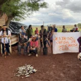 A comunidade do tekoha Guyraroka retomou uma fazenda sobreposta à Terra Indígena para evitar pulverização de agrotóxicos próximos às moradias indígenas. Foi alvo de intensos e contínuos ataques de pistoleiros e de forças policiais. Foto: Renato Santana/Cimi