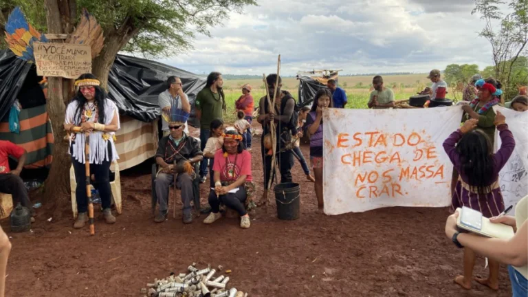 A comunidade do tekoha Guyraroka retomou uma fazenda sobreposta à Terra Indígena para evitar pulverização de agrotóxicos próximos às moradias indígenas. Foi alvo de intensos e contínuos ataques de pistoleiros e de forças policiais. Foto: Renato Santana/Cimi