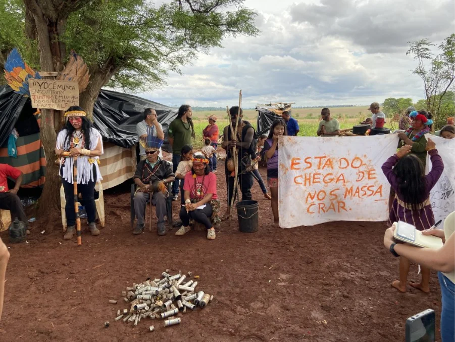 A comunidade do tekoha Guyraroka retomou uma fazenda sobreposta à Terra Indígena para evitar pulverização de agrotóxicos próximos às moradias indígenas. Foi alvo de intensos e contínuos ataques de pistoleiros e de forças policiais. Foto: Renato Santana/Cimi