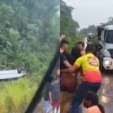 Ônibus com passageiros sai da pista e cai em barranco na região da Ladeira da Vovó