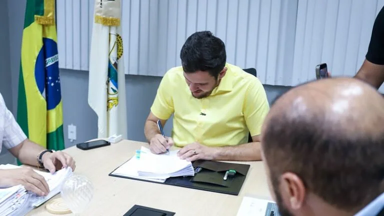 Prefeito Renato Junior libera mais de R$ 7,4 milhões para o Proesc e garante mais autonomia e agilidade para pequenos reparos em 515 escolas de Manaus