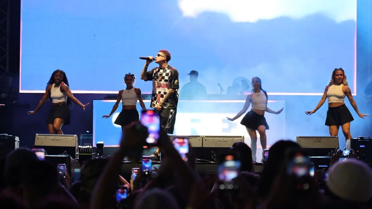 MC Hariel encerra apresentações no palco Alfândega com público cantando grandes sucessos